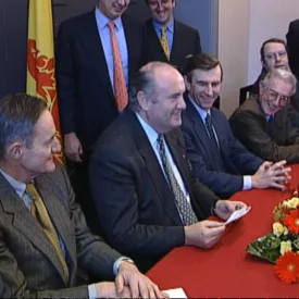 Remise du chèque d&rsquo;Usinor à la Région wallonne pour le rachat de Cockerill-Sambre en 1999