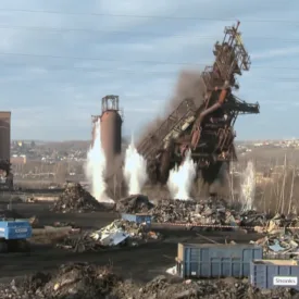 Images de la destruction du haut fourneau B de Seraing le 16 décembre 2016