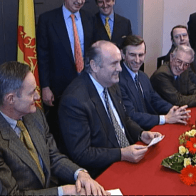 Remise du chèque d’Usinor à la Région wallonne pour le rachat de Cockerill-Sambre en 1999